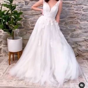 Oleg Cassini Size 6 wedding dress